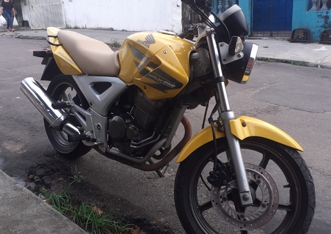 Ladrão quebra cadeado de portão e rouba motocicleta, em Manaus