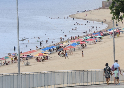 Banhistas movimentam praia da Ponta Negra em véspera de feriado em Manaus