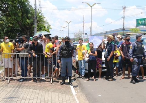 Fãs enfrentam sol escaldante para ver jogadores da seleção brasileira em Manaus