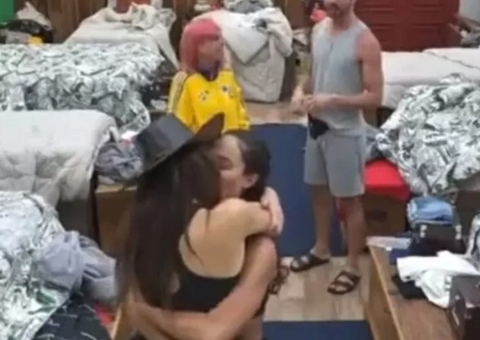 Day e Aline trocam beijos e Rico ironiza: 'Bispo vendo vocês se beijando'