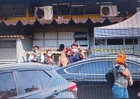 Vídeo: Flávio Bolsonaro é chamado de miliciano ao se vacinar e faz gesto obsceno