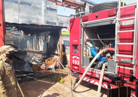 Loja de refrigeração pega fogo em Manaus