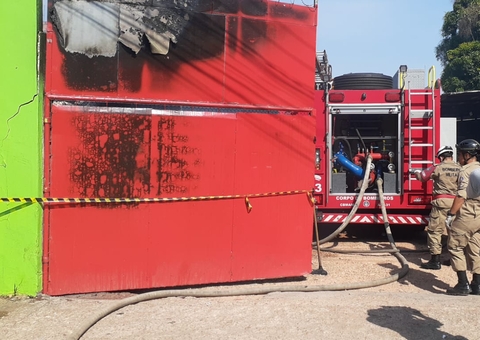 Incêndio em loja de refrigeração termina com perda total em Manaus