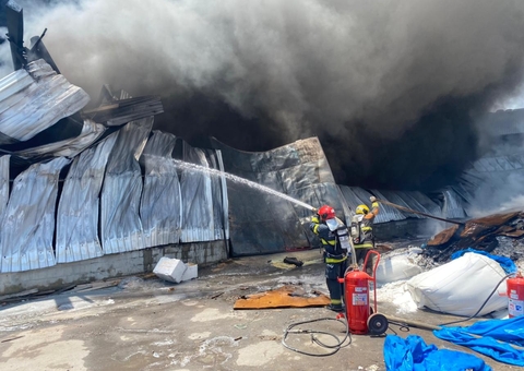 Incêndio em fábrica de isopor é controlado no Distrito Industrial em Manaus