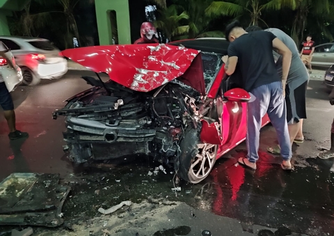 Carro se despedaça ao acertar pilar de passarela em avenida de Manaus