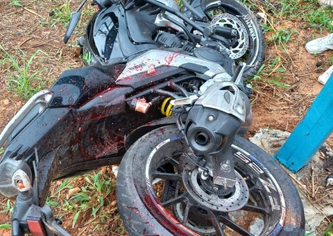 Motociclista morre ao ser arremessado contra barra de ferro em acidente no Amazonas