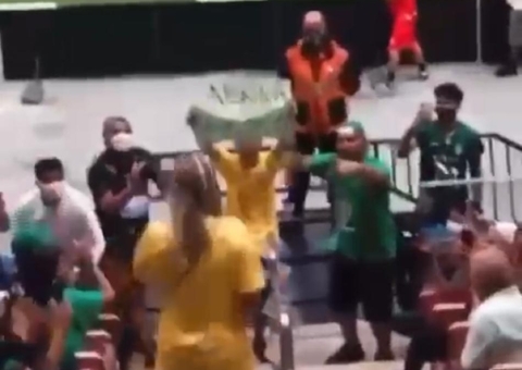 Vídeo: torcedora é surpreendida com pedido de casamento no jogo Manaus x Ypiranga