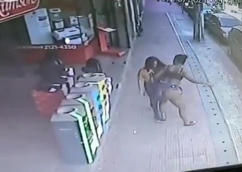 Mulher leva 'surra de bunda' por desconhecida no Centro de Manaus
