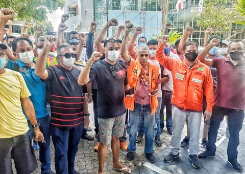 Petroleiros paralisam serviços e fazem manifestação  na frente da Petrobras em Manaus