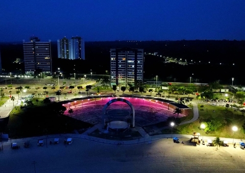 Ponta Negra ganha iluminação especial em alusão mês de combate ao câncer de mama