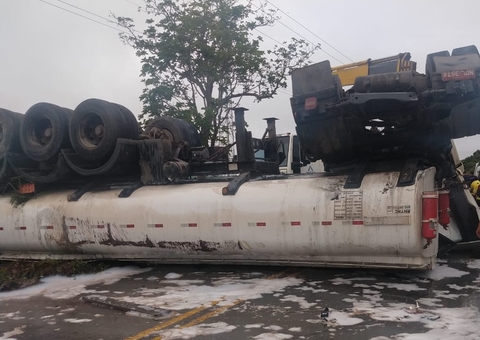 Caminhão com óleo diesel tomba na AM-010; Motorista morreu esmagado