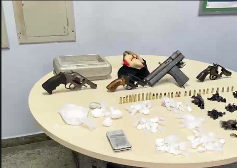 Polícia 'estoura' boca de fumo e prende membro do CV com submetralhadora em Manaus