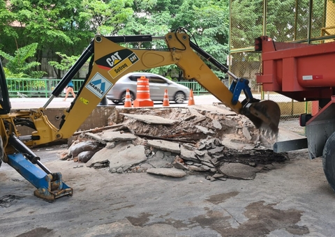 Estacionamento irregular debaixo de viaduto em Manaus é demolido