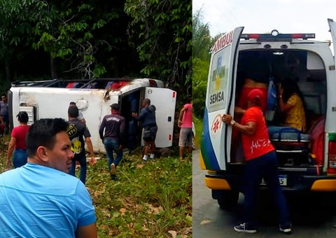 Micro-ônibus capota após pneu estourar no Amazonas; vídeo