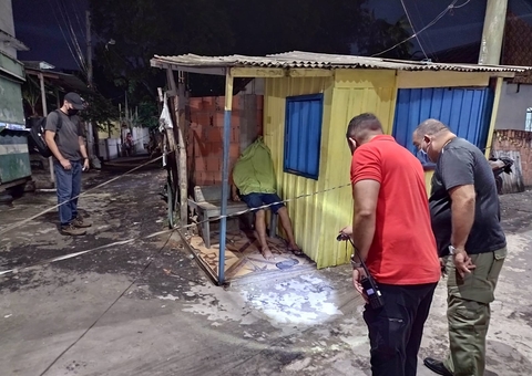 Jovem é encontrado sentado com tiros na cabeça em lanchonete de Manaus