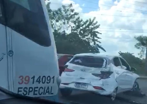 Vídeo: Acidente deixa veículos engavetados e trânsito lento em Avenida de Manaus