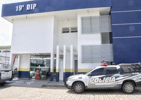 Policial Civil surta e ameaça atirar em clientes em flutuante de Manaus