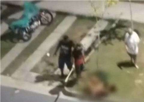 Mulher é agredida a pauladas com criança de 2 anos no colo em Manaus; vídeo