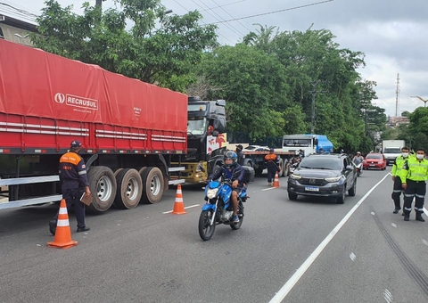 Operação Carga Pesada autuou 213 motoristas e removeu 26 veículos em Manaus