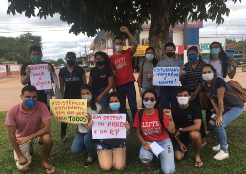 Estudantes de pós-graduação no Amazonas protestam contra atraso no pagamento de bolsas do Governo Federal