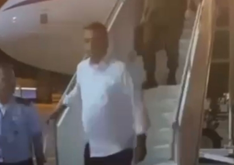 Vídeo: Bolsonaro desembarca em Manaus para participar de evento religioso