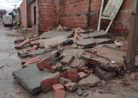 Destruição: Muro desaba após rua ser inundada durante temporal em Manaus