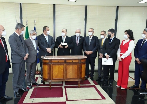 Integrantes da CPI entregam relatório final à PGR e ao STF
