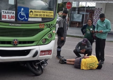 Motociclista escapa de ser esmagado por ônibus durante acidente em Manaus