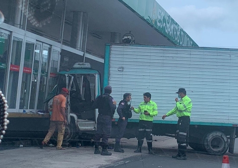 Caminhão desgovernado bate em plataforma e deixa trânsito caótico na Torquato, em Manaus