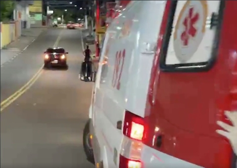 Taxista atropela ciclistas e foge sem prestar socorro em Manaus