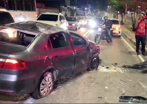Carro capota e deixa 4 pessoas feridas em grave acidente em avenida de Manaus