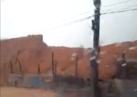 Vídeo: Barranco desmorona durante chuva e causa congestionamento em avenida de Manaus