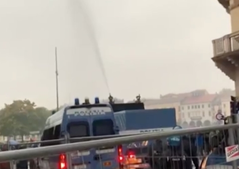 Polícia usa canhões de água para conter manifestantes anti-Bolsonaro na Itália