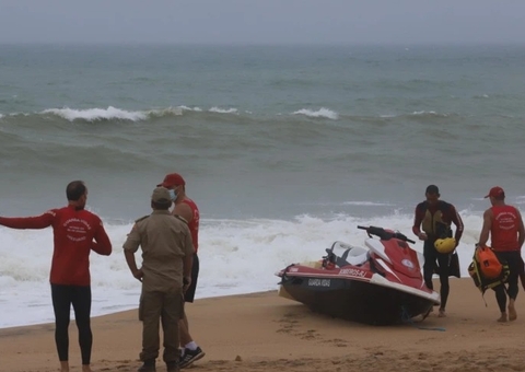 Barco naufraga na costa do Rio e deixa três mortos