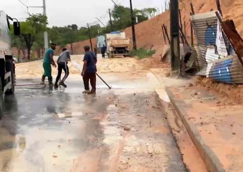 Via na Av. Autaz Mirim é interditada para limpeza após barranco desmoronar