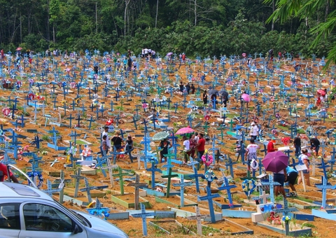 Familiares lotam cemitério em Manaus para homenagear finados em Manaus