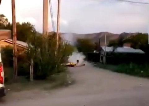 Vídeo: Avião que fazia acrobacias cai sobre mãe e filha durante casamento