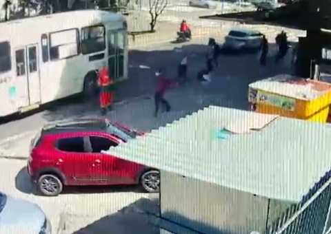 Vídeo mostra execução de detento e correria em parada de ônibus em Manaus