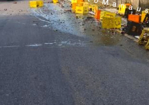 Carga de cerveja cai de caminhão e prejudica trânsito em avenida de Manaus