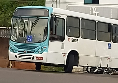 Acidente deixa motociclista ferido e moto vai parar embaixo de ônibus em Manaus