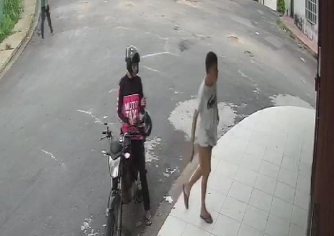 Dupla é perseguida por policiais após assalto a mercadinho em Manaus; Veja vídeo