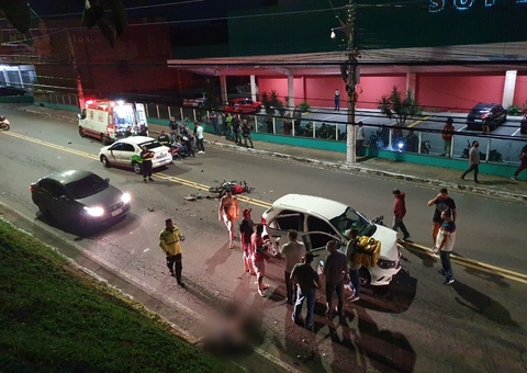 Grave acidente entre carro e motos deixa duas pessoas feridas em Manaus