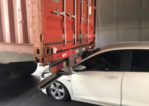Carro vai parar debaixo de carreta durante acidente em viaduto de Manaus