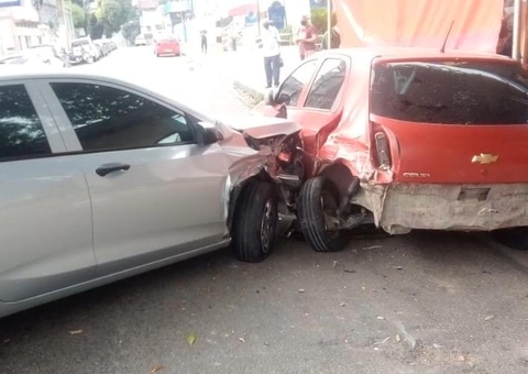 Carros ficam destruídos em acidente em Manaus