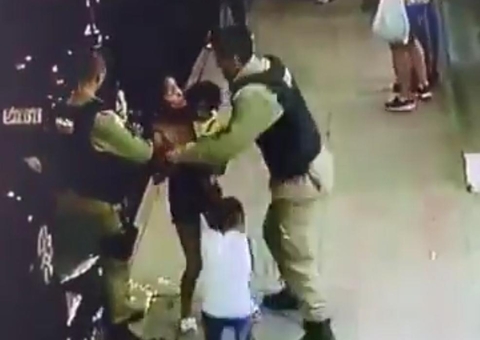 Vídeo mostra mulher sendo agredida com filho no colo durante abordagem policial