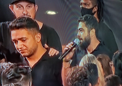 Vídeo: Emocionados, Maiara e Henrique & Juliano cantam em velório de Marília Mendonça