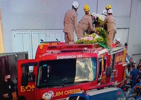 Momento de dor: Caixão é fechado e corpo de Marília Mendonça segue para sepultamento