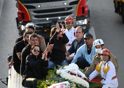 Velório de Marília Mendonça termina e multidão acompanha cortejo para enterro
