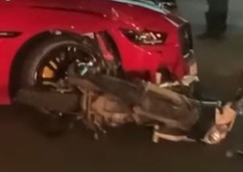 Acidente entre carro de luxo e moto prejudica trânsito em Manaus