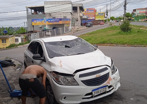 Casal fica ferido durante acidente grave em rotatória em Manaus